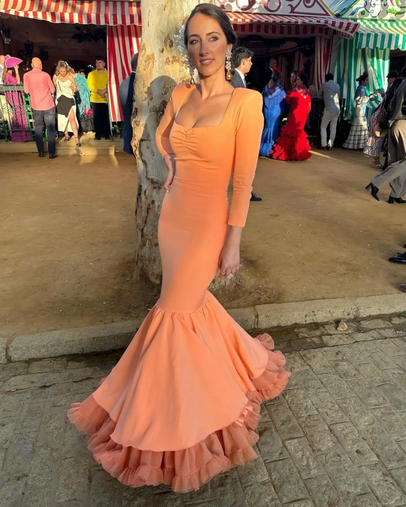 Mujer con traje de flamenca en la feria de Sevilla