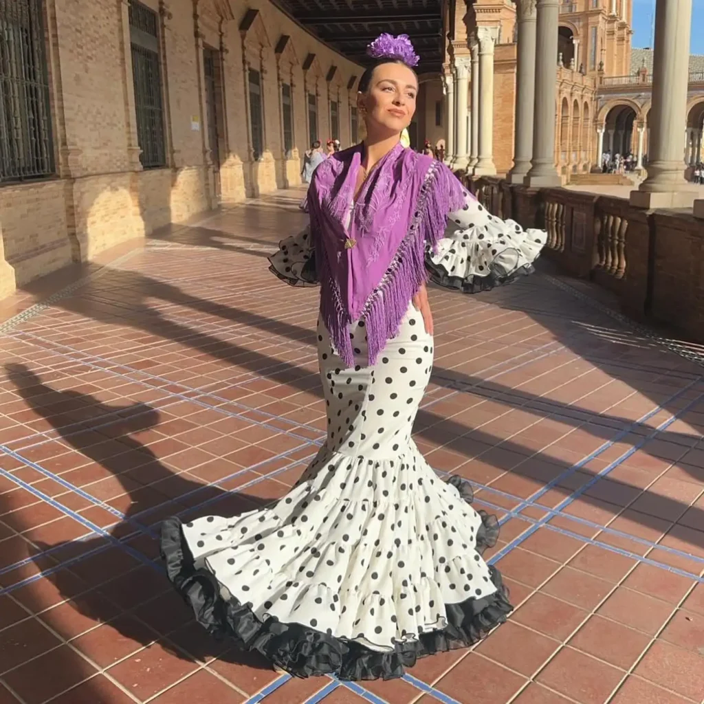 Mujer con traje de flamenca en la Plaza de España de Sevilla