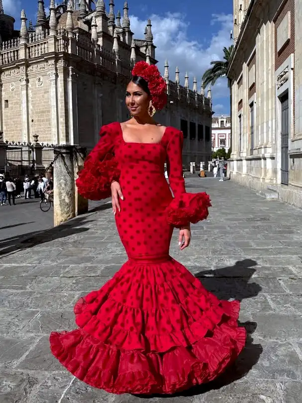 Mujer vestida de flamenca en Sevilla