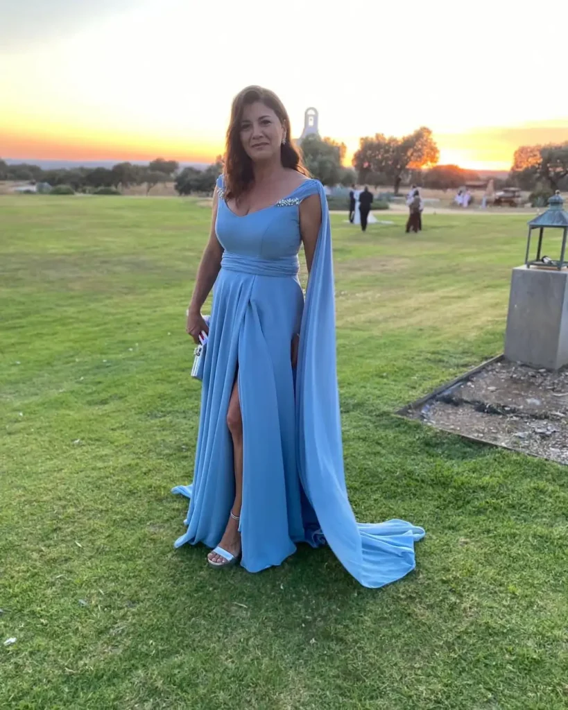 Mujer con traje de invitada al atardeder