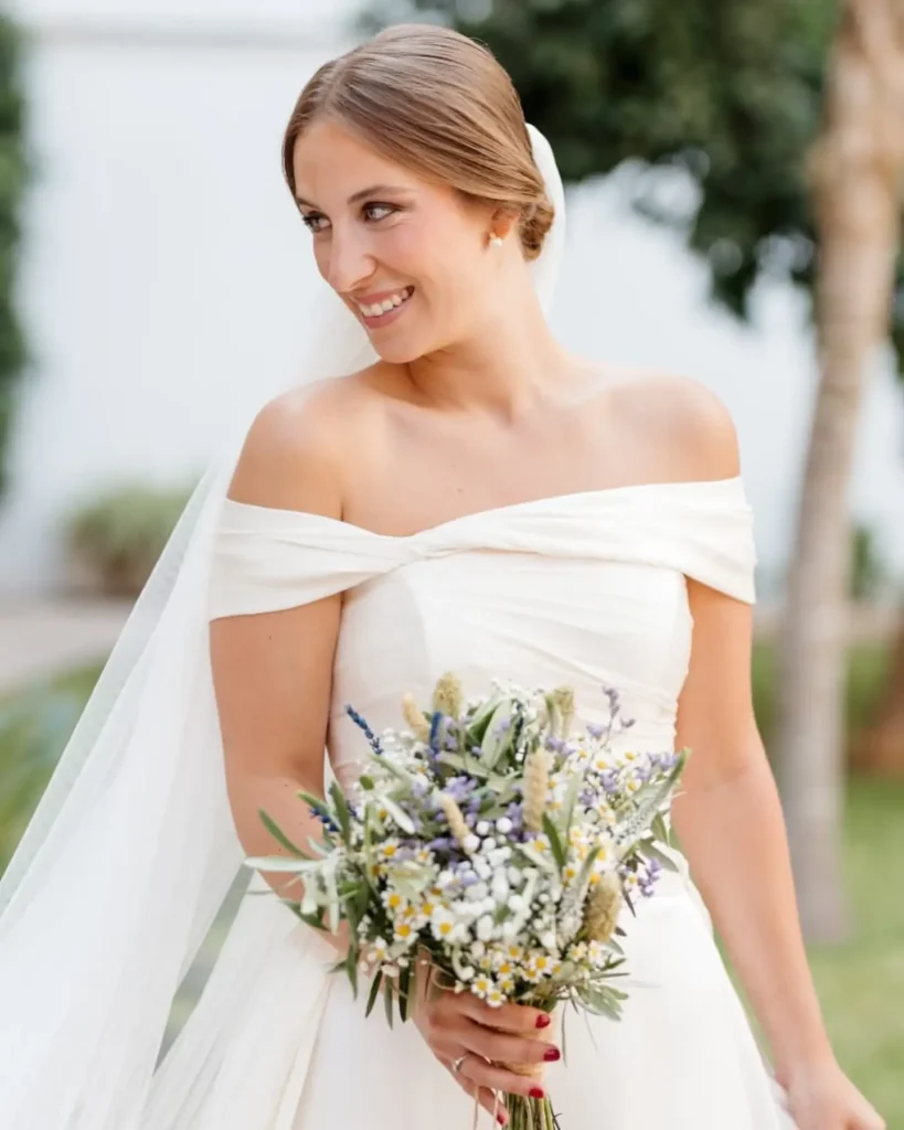 Mujer con traje de novia sonriendo