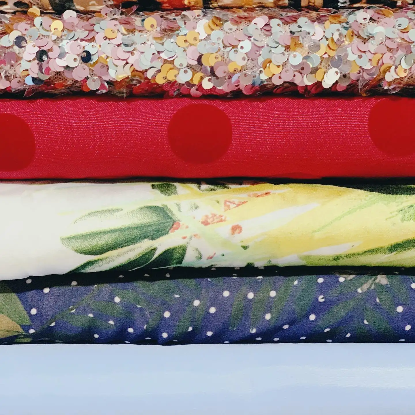 Muestra de diferentes telas coloridas