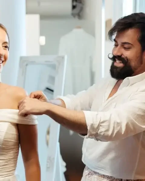 Mario Valladares colocando el traje a una novia