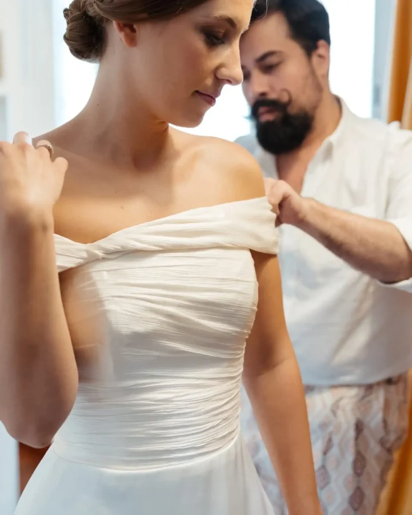 Mario Valladares colocando el vestido a una novia