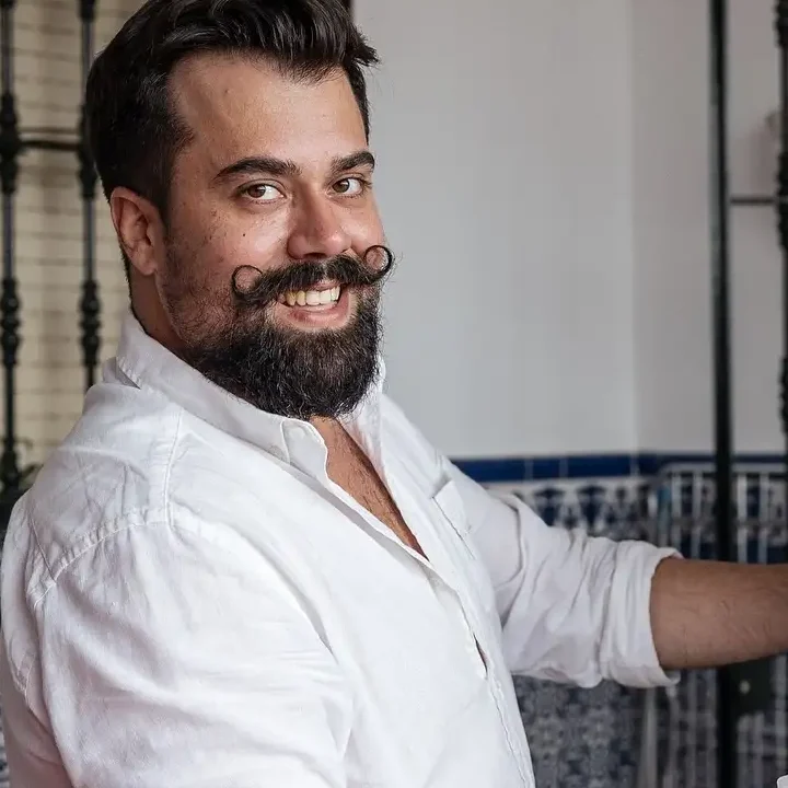 Mario Valladares sonriendo