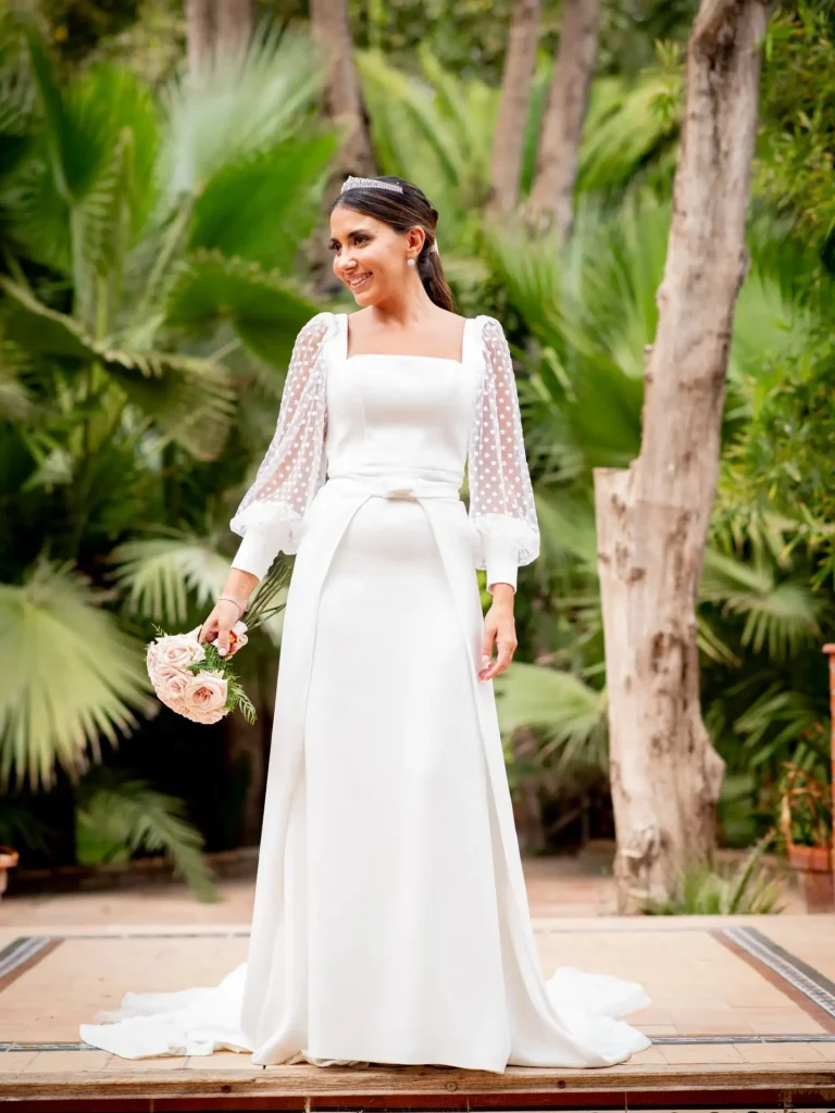 Mujer con traje de novia y un ramo en la mano