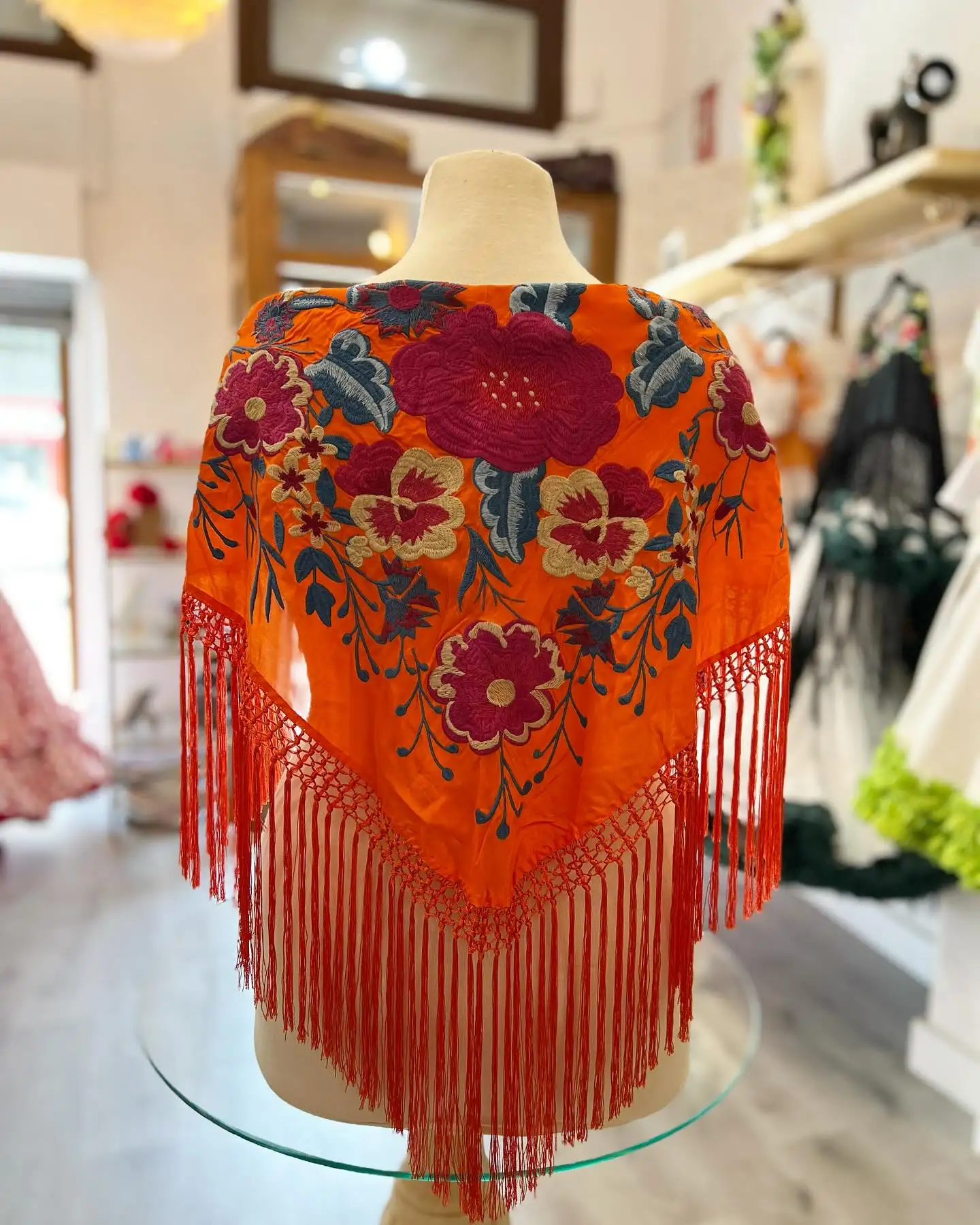 Mantón de flamenca naranja con flores