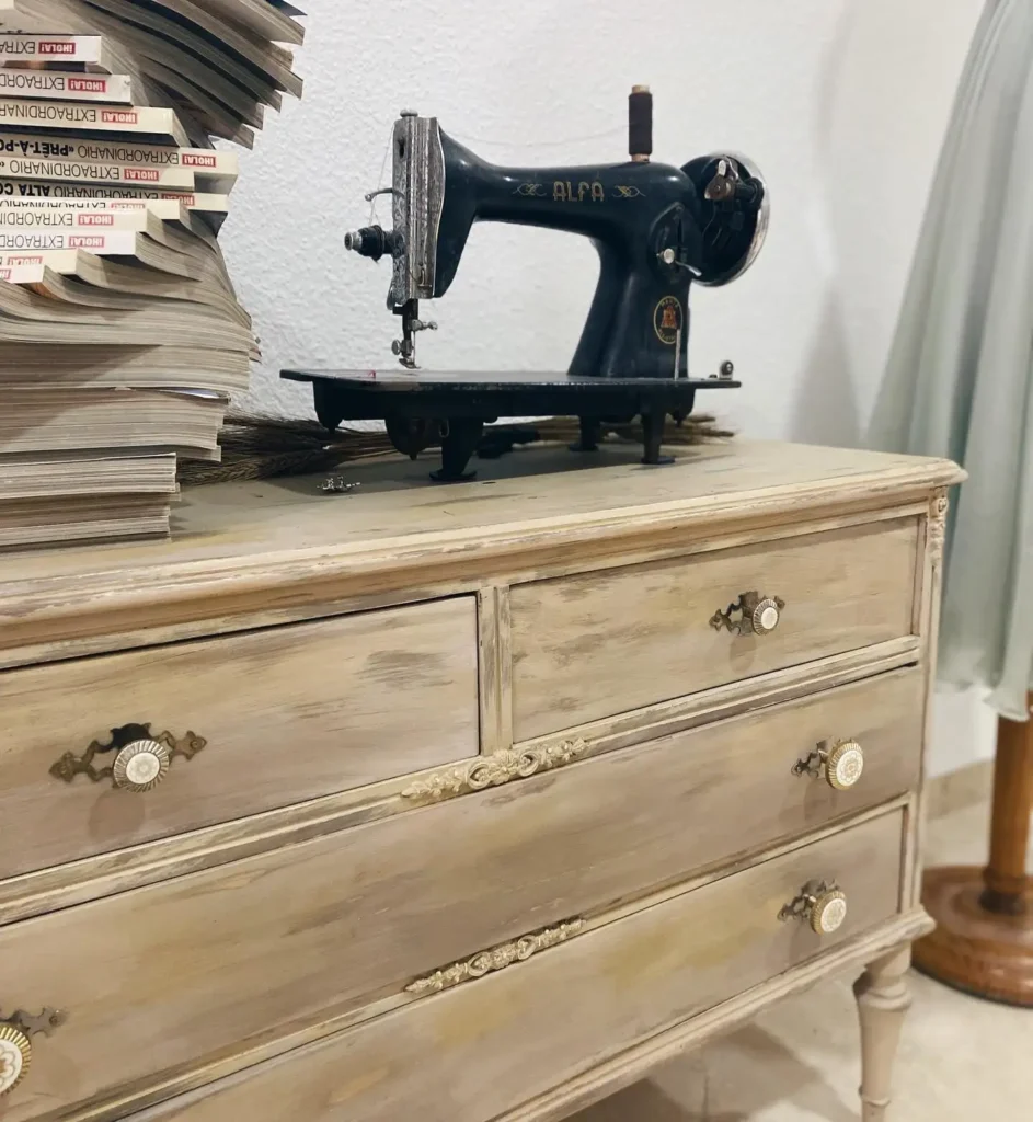 Máquina de coser antigua sobre un mueble