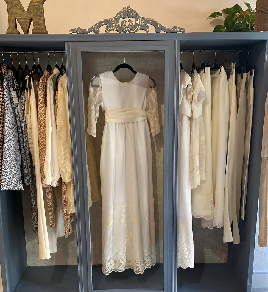 Armario visto con trajes